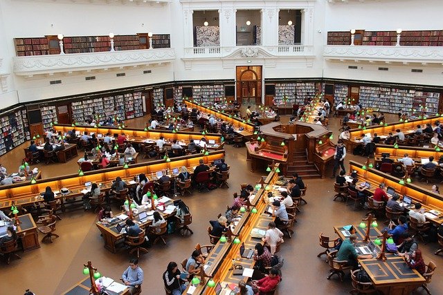 Alumni - Master CSI UniVerona - Foto di Andrew Tan da Pixabay - andrew_t8-library-1400312_640