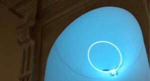 Installazione neon “Beato Te” di Matteo Attruia al Polo Santa Marta dell’Università di Verona.