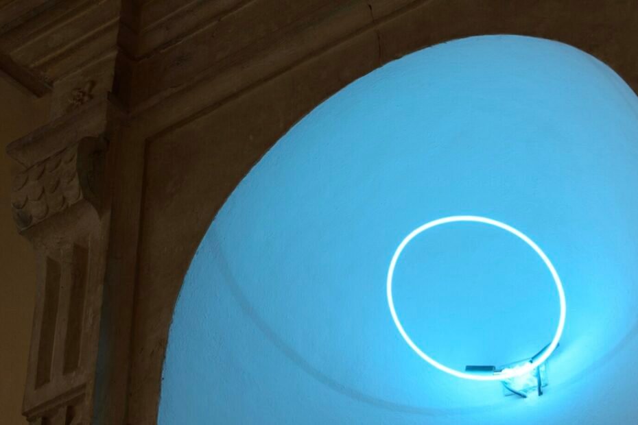 Installazione neon “Beato Te” di Matteo Attruia al Polo Santa Marta dell’Università di Verona.