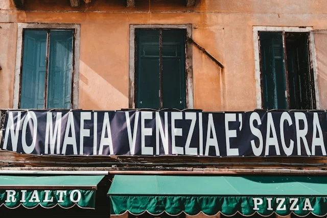 Sorveglianza-Media-Democrazia-Liberta-Claudio-Schwarz-YaxtMbi6Gp4-Unsplash